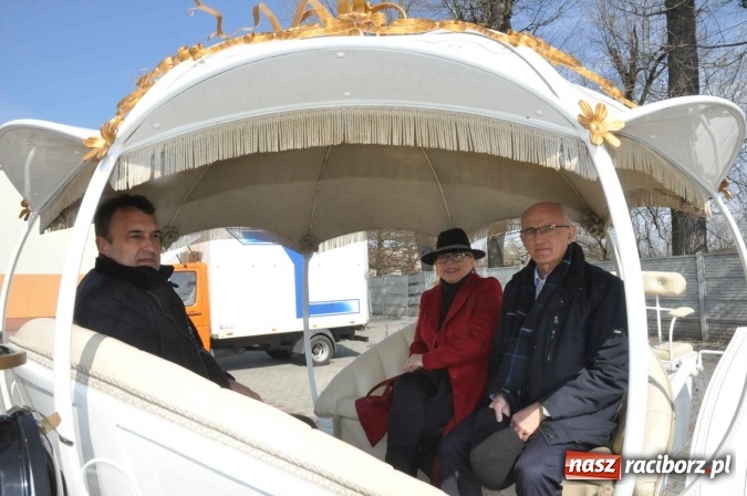Zdjęcie w galerii na portalu naszraciborz.pl: Dyliżans i baśniowa karoca na procesji wielkanocnej w Pietrowicach Wielkich wiadomości z regionu