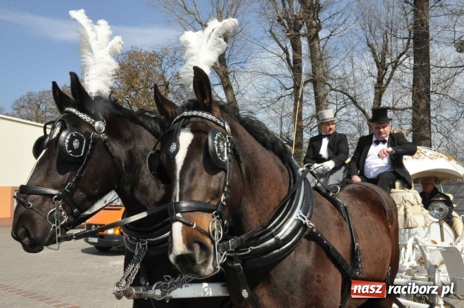 Zdjęcie w galerii na portalu naszraciborz.pl: Dyliżans i baśniowa karoca na procesji wielkanocnej w Pietrowicach Wielkich wiadomości z regionu