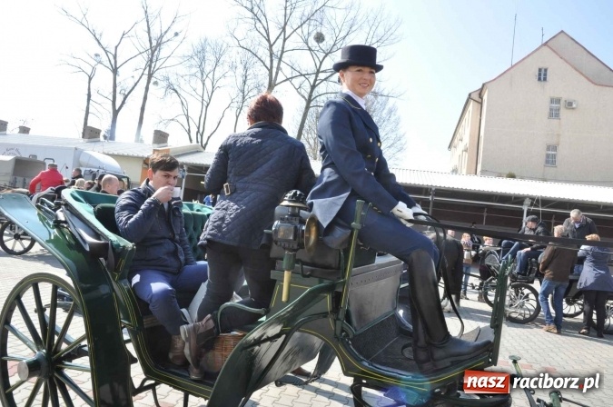 Zdjęcie w galerii na portalu naszraciborz.pl: Dyliżans i baśniowa karoca na procesji wielkanocnej w Pietrowicach Wielkich wiadomości z regionu