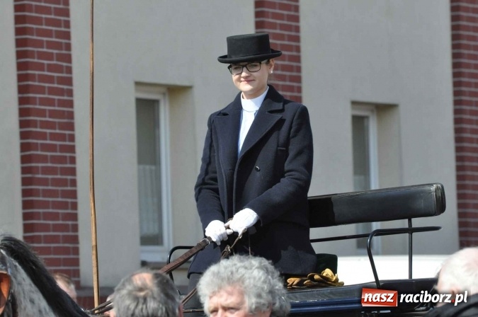 Zdjęcie w galerii na portalu naszraciborz.pl: Dyliżans i baśniowa karoca na procesji wielkanocnej w Pietrowicach Wielkich wiadomości z regionu