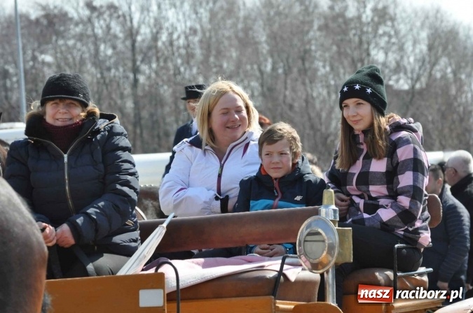 Zdjęcie w galerii na portalu naszraciborz.pl: Dyliżans i baśniowa karoca na procesji wielkanocnej w Pietrowicach Wielkich wiadomości z regionu