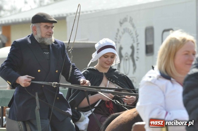 Zdjęcie w galerii na portalu naszraciborz.pl: Dyliżans i baśniowa karoca na procesji wielkanocnej w Pietrowicach Wielkich wiadomości z regionu