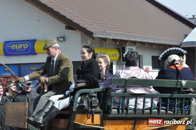 Zdjęcie w galerii na portalu naszraciborz.pl: Dyliżans i baśniowa karoca na procesji wielkanocnej w Pietrowicach Wielkich wiadomości z regionu