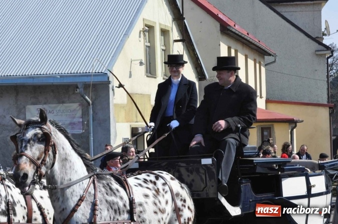 Zdjęcie w galerii na portalu naszraciborz.pl: Dyliżans i baśniowa karoca na procesji wielkanocnej w Pietrowicach Wielkich wiadomości z regionu