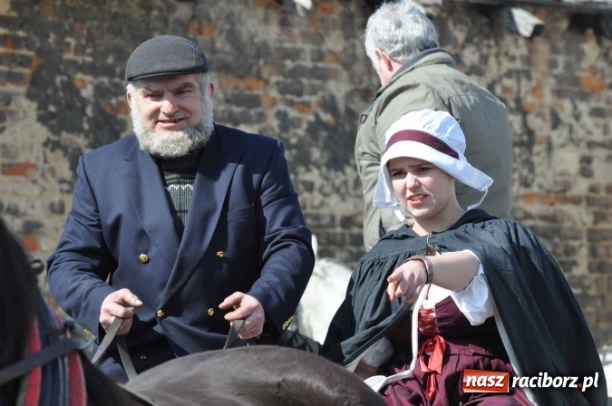 Zdjęcie w galerii na portalu naszraciborz.pl: Dyliżans i baśniowa karoca na procesji wielkanocnej w Pietrowicach Wielkich wiadomości z regionu