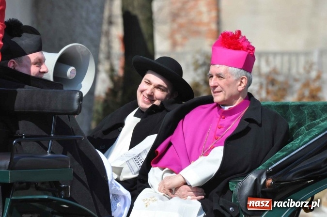 Zdjęcie w galerii na portalu naszraciborz.pl: Dyliżans i baśniowa karoca na procesji wielkanocnej w Pietrowicach Wielkich wiadomości z regionu