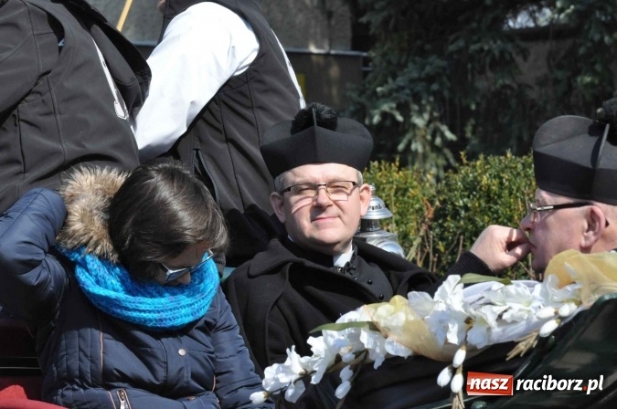 Zdjęcie w galerii na portalu naszraciborz.pl: Dyliżans i baśniowa karoca na procesji wielkanocnej w Pietrowicach Wielkich wiadomości z regionu