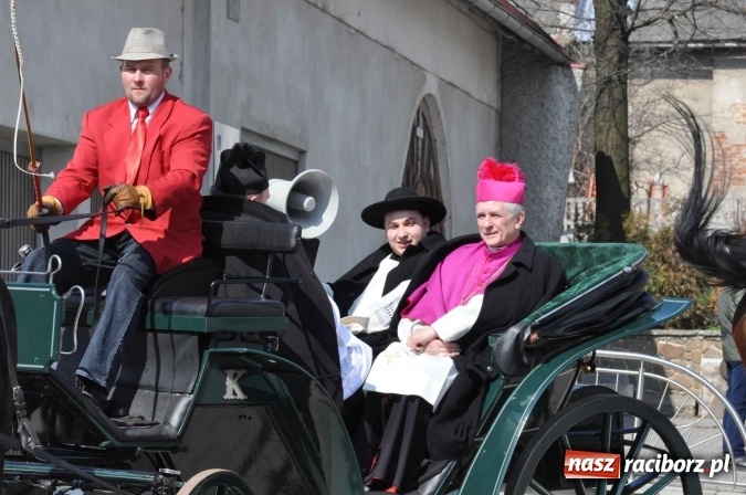 Zdjęcie w galerii na portalu naszraciborz.pl: Dyliżans i baśniowa karoca na procesji wielkanocnej w Pietrowicach Wielkich wiadomości z regionu