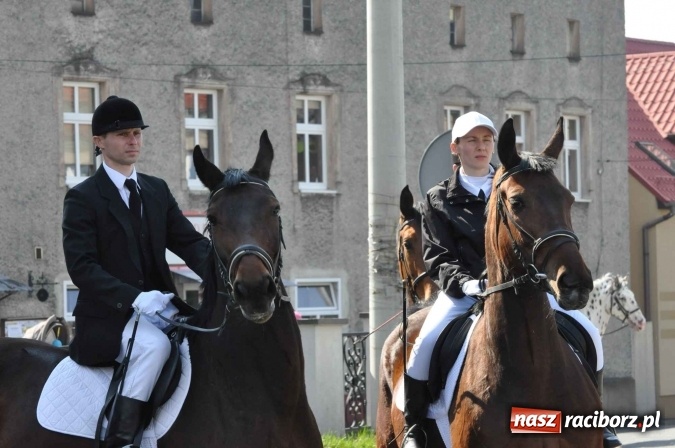 Zdjęcie w galerii na portalu naszraciborz.pl: Dyliżans i baśniowa karoca na procesji wielkanocnej w Pietrowicach Wielkich wiadomości z regionu