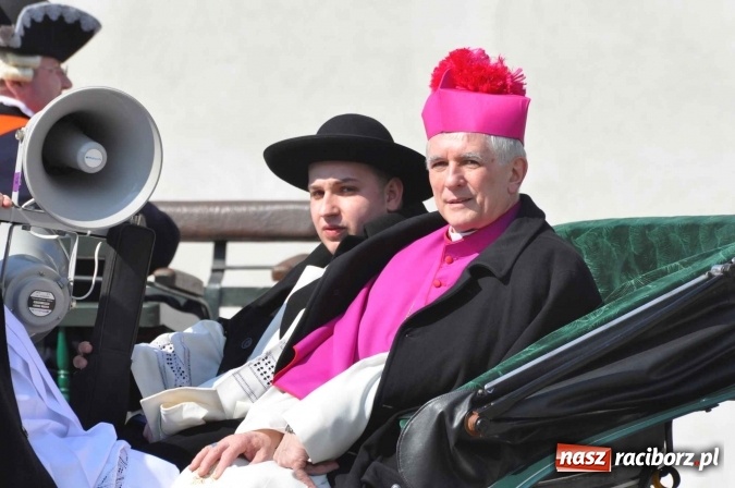 Zdjęcie w galerii na portalu naszraciborz.pl: Dyliżans i baśniowa karoca na procesji wielkanocnej w Pietrowicach Wielkich wiadomości z regionu