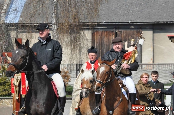 Zdjęcie w galerii na portalu naszraciborz.pl: Dyliżans i baśniowa karoca na procesji wielkanocnej w Pietrowicach Wielkich wiadomości z regionu