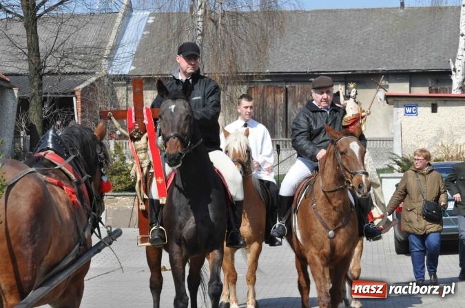 Zdjęcie w galerii na portalu naszraciborz.pl: Dyliżans i baśniowa karoca na procesji wielkanocnej w Pietrowicach Wielkich wiadomości z regionu