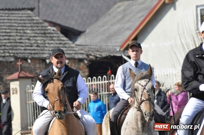 Zdjęcie w galerii na portalu naszraciborz.pl: Dyliżans i baśniowa karoca na procesji wielkanocnej w Pietrowicach Wielkich wiadomości z regionu