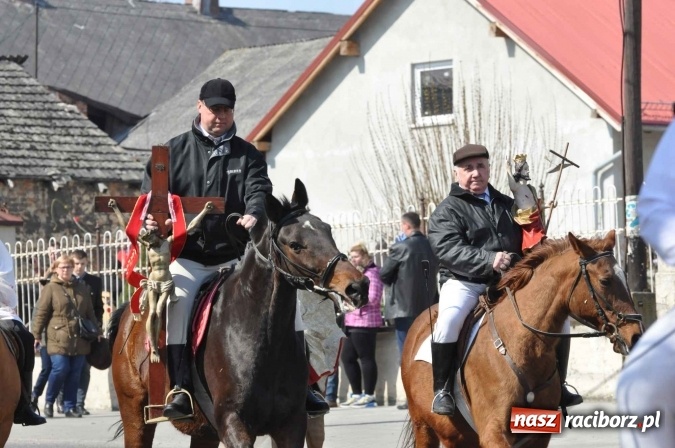 Zdjęcie w galerii na portalu naszraciborz.pl: Dyliżans i baśniowa karoca na procesji wielkanocnej w Pietrowicach Wielkich wiadomości z regionu