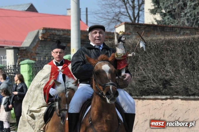Zdjęcie w galerii na portalu naszraciborz.pl: Dyliżans i baśniowa karoca na procesji wielkanocnej w Pietrowicach Wielkich wiadomości z regionu