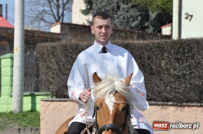 Zdjęcie w galerii na portalu naszraciborz.pl: Dyliżans i baśniowa karoca na procesji wielkanocnej w Pietrowicach Wielkich wiadomości z regionu