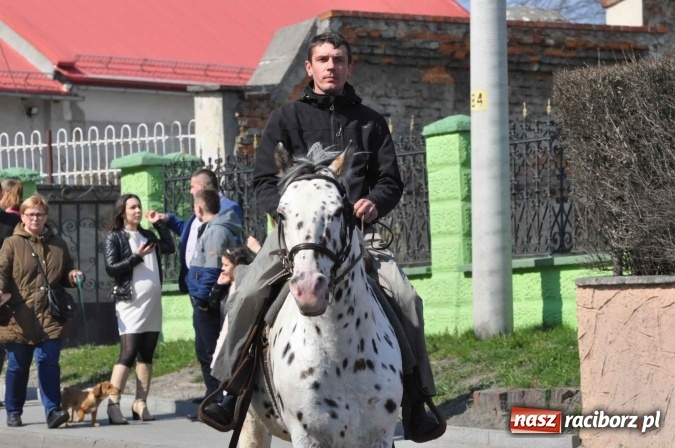 Zdjęcie w galerii na portalu naszraciborz.pl: Dyliżans i baśniowa karoca na procesji wielkanocnej w Pietrowicach Wielkich wiadomości z regionu