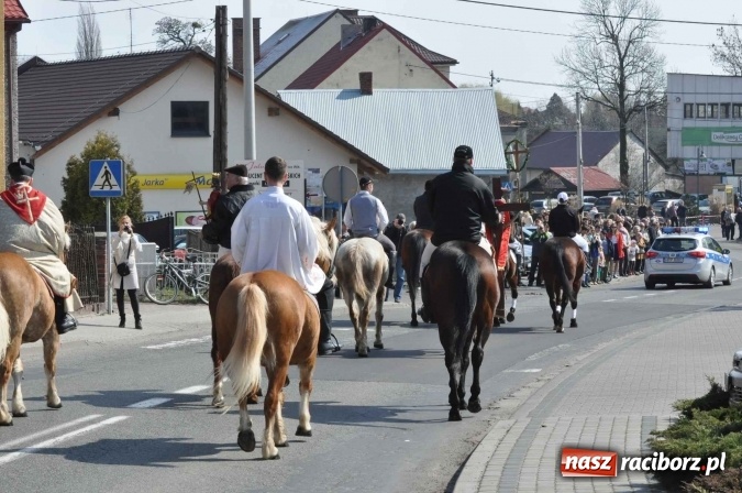Zdjęcie w galerii na portalu naszraciborz.pl: Dyliżans i baśniowa karoca na procesji wielkanocnej w Pietrowicach Wielkich wiadomości z regionu