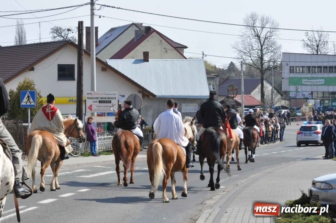 Zdjęcie w galerii na portalu naszraciborz.pl: Dyliżans i baśniowa karoca na procesji wielkanocnej w Pietrowicach Wielkich wiadomości z regionu