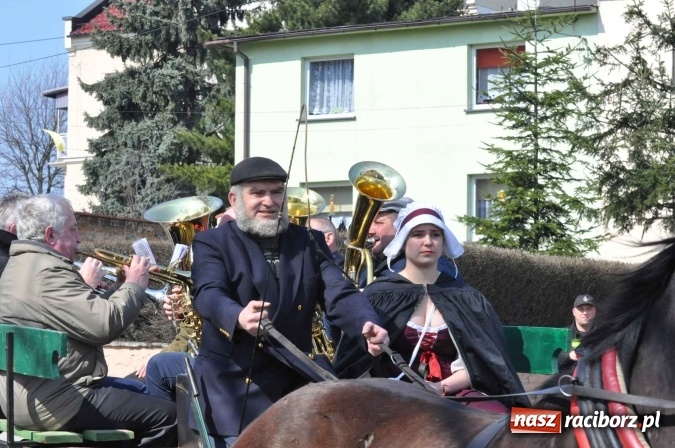 Zdjęcie w galerii na portalu naszraciborz.pl: Dyliżans i baśniowa karoca na procesji wielkanocnej w Pietrowicach Wielkich wiadomości z regionu