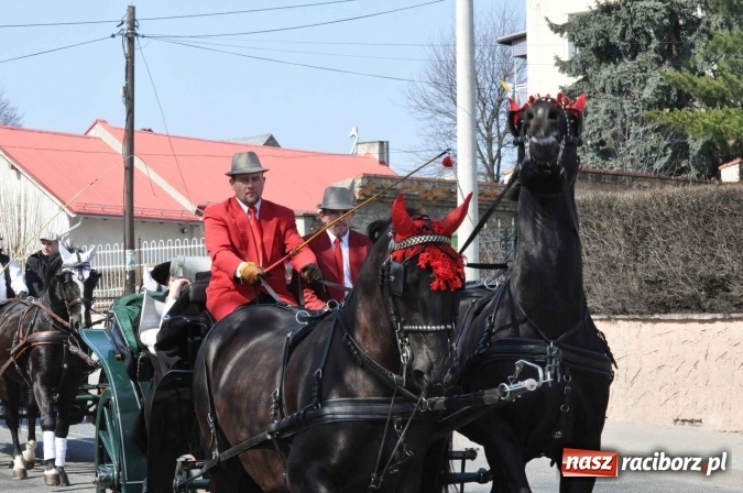 Zdjęcie w galerii na portalu naszraciborz.pl: Dyliżans i baśniowa karoca na procesji wielkanocnej w Pietrowicach Wielkich wiadomości z regionu