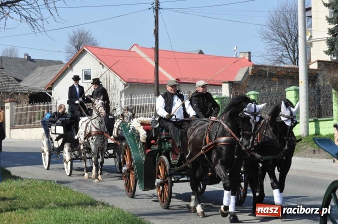 Zdjęcie w galerii na portalu naszraciborz.pl: Dyliżans i baśniowa karoca na procesji wielkanocnej w Pietrowicach Wielkich wiadomości z regionu