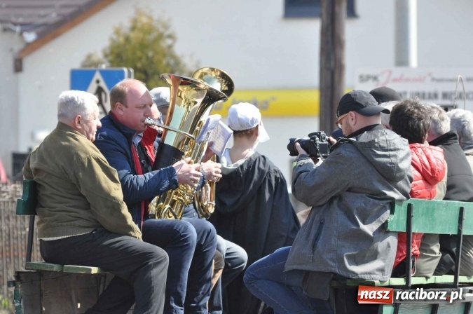 Zdjęcie w galerii na portalu naszraciborz.pl: Dyliżans i baśniowa karoca na procesji wielkanocnej w Pietrowicach Wielkich wiadomości z regionu