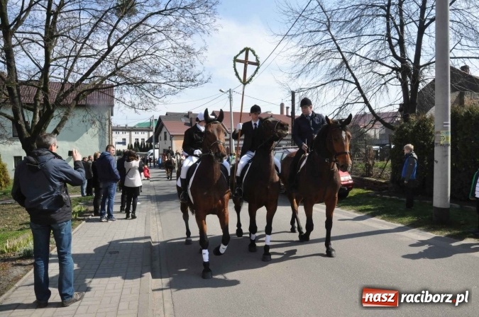 Zdjęcie w galerii na portalu naszraciborz.pl: Dyliżans i baśniowa karoca na procesji wielkanocnej w Pietrowicach Wielkich wiadomości z regionu