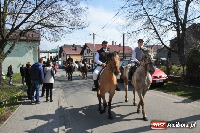 Zdjęcie w galerii na portalu naszraciborz.pl: Dyliżans i baśniowa karoca na procesji wielkanocnej w Pietrowicach Wielkich wiadomości z regionu