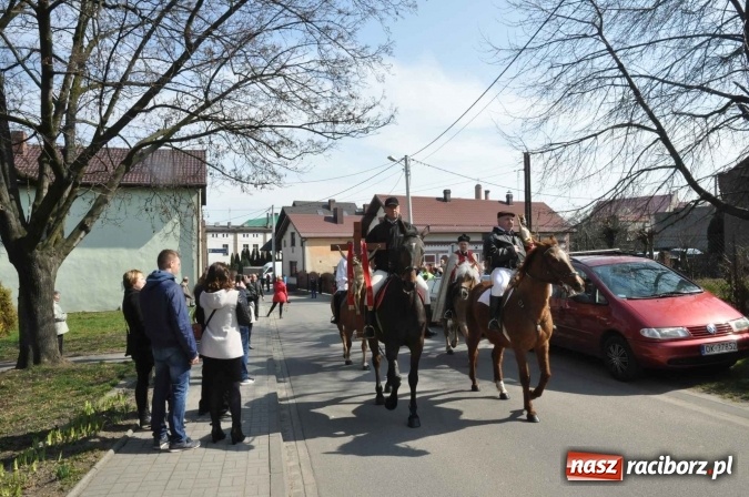 Zdjęcie w galerii na portalu naszraciborz.pl: Dyliżans i baśniowa karoca na procesji wielkanocnej w Pietrowicach Wielkich wiadomości z regionu
