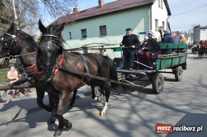 Zdjęcie w galerii na portalu naszraciborz.pl: Dyliżans i baśniowa karoca na procesji wielkanocnej w Pietrowicach Wielkich wiadomości z regionu