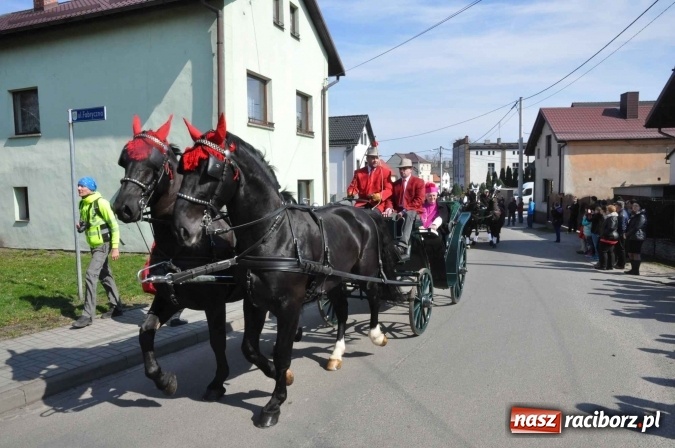 Zdjęcie w galerii na portalu naszraciborz.pl: Dyliżans i baśniowa karoca na procesji wielkanocnej w Pietrowicach Wielkich wiadomości z regionu