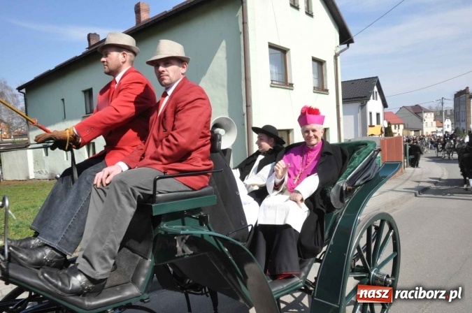 Zdjęcie w galerii na portalu naszraciborz.pl: Dyliżans i baśniowa karoca na procesji wielkanocnej w Pietrowicach Wielkich wiadomości z regionu