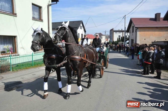 Zdjęcie w galerii na portalu naszraciborz.pl: Dyliżans i baśniowa karoca na procesji wielkanocnej w Pietrowicach Wielkich wiadomości z regionu