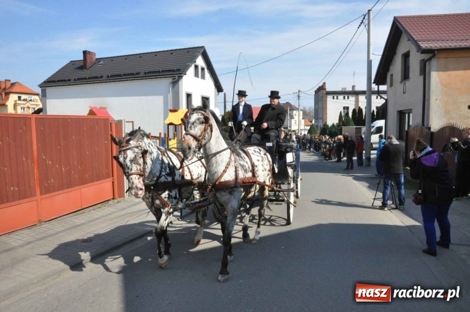 Zdjęcie w galerii na portalu naszraciborz.pl: Dyliżans i baśniowa karoca na procesji wielkanocnej w Pietrowicach Wielkich wiadomości z regionu