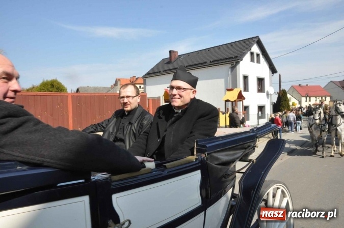 Zdjęcie w galerii na portalu naszraciborz.pl: Dyliżans i baśniowa karoca na procesji wielkanocnej w Pietrowicach Wielkich wiadomości z regionu
