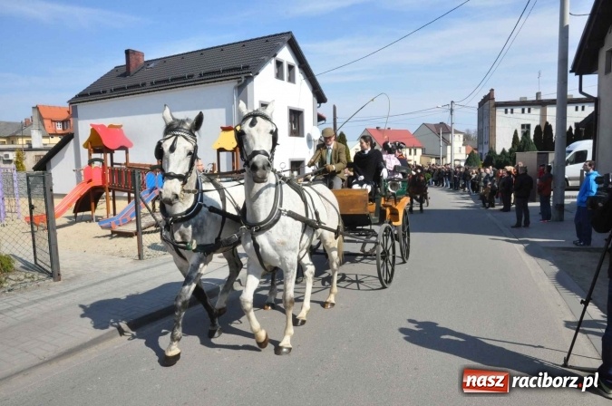 Zdjęcie w galerii na portalu naszraciborz.pl: Dyliżans i baśniowa karoca na procesji wielkanocnej w Pietrowicach Wielkich wiadomości z regionu