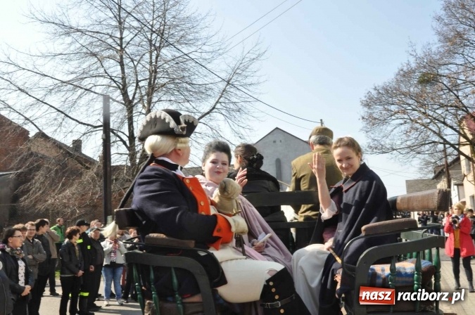 Zdjęcie w galerii na portalu naszraciborz.pl: Dyliżans i baśniowa karoca na procesji wielkanocnej w Pietrowicach Wielkich wiadomości z regionu
