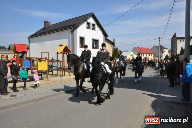 Zdjęcie w galerii na portalu naszraciborz.pl: Dyliżans i baśniowa karoca na procesji wielkanocnej w Pietrowicach Wielkich wiadomości z regionu