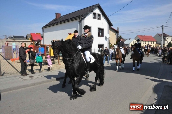 Zdjęcie w galerii na portalu naszraciborz.pl: Dyliżans i baśniowa karoca na procesji wielkanocnej w Pietrowicach Wielkich wiadomości z regionu
