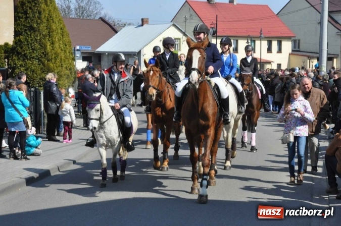 Zdjęcie w galerii na portalu naszraciborz.pl: Dyliżans i baśniowa karoca na procesji wielkanocnej w Pietrowicach Wielkich wiadomości z regionu