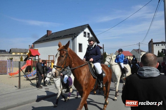 Zdjęcie w galerii na portalu naszraciborz.pl: Dyliżans i baśniowa karoca na procesji wielkanocnej w Pietrowicach Wielkich wiadomości z regionu