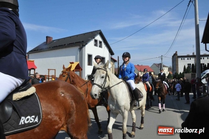 Zdjęcie w galerii na portalu naszraciborz.pl: Dyliżans i baśniowa karoca na procesji wielkanocnej w Pietrowicach Wielkich wiadomości z regionu