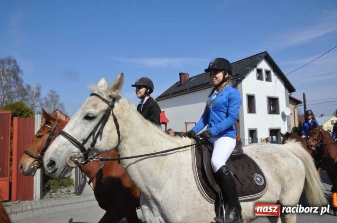 Zdjęcie w galerii na portalu naszraciborz.pl: Dyliżans i baśniowa karoca na procesji wielkanocnej w Pietrowicach Wielkich wiadomości z regionu