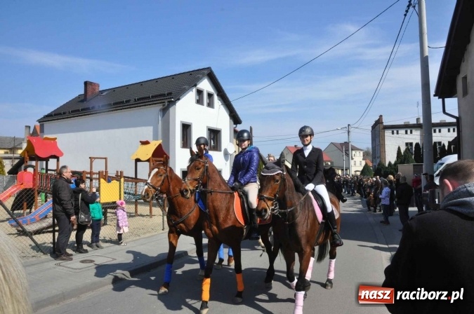 Zdjęcie w galerii na portalu naszraciborz.pl: Dyliżans i baśniowa karoca na procesji wielkanocnej w Pietrowicach Wielkich wiadomości z regionu