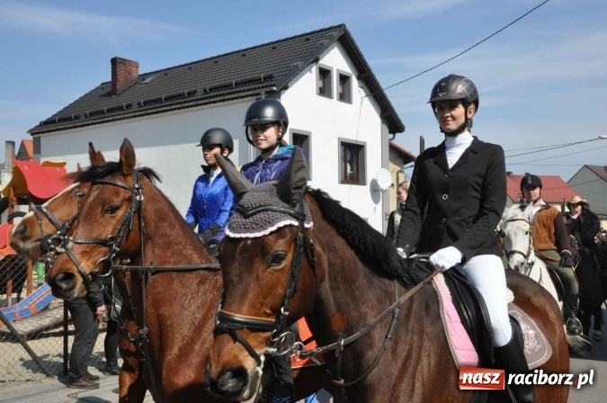 Zdjęcie w galerii na portalu naszraciborz.pl: Dyliżans i baśniowa karoca na procesji wielkanocnej w Pietrowicach Wielkich wiadomości z regionu