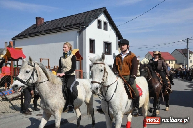Zdjęcie w galerii na portalu naszraciborz.pl: Dyliżans i baśniowa karoca na procesji wielkanocnej w Pietrowicach Wielkich wiadomości z regionu