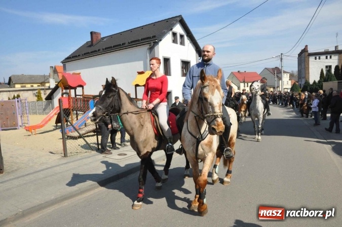 Zdjęcie w galerii na portalu naszraciborz.pl: Dyliżans i baśniowa karoca na procesji wielkanocnej w Pietrowicach Wielkich wiadomości z regionu