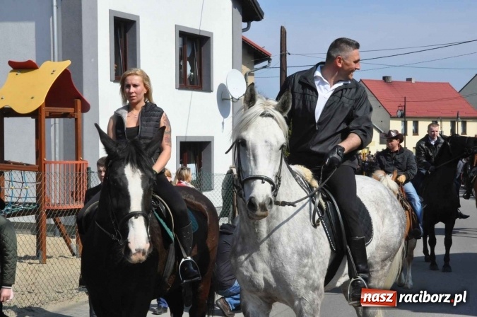 Zdjęcie w galerii na portalu naszraciborz.pl: Dyliżans i baśniowa karoca na procesji wielkanocnej w Pietrowicach Wielkich wiadomości z regionu