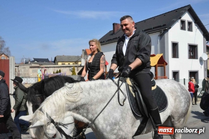 Zdjęcie w galerii na portalu naszraciborz.pl: Dyliżans i baśniowa karoca na procesji wielkanocnej w Pietrowicach Wielkich wiadomości z regionu